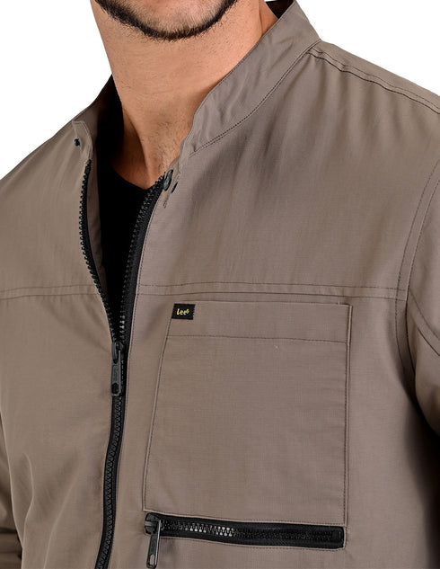 LEE Chamarraligera para Caballero en color taupe con Cuello Mao.