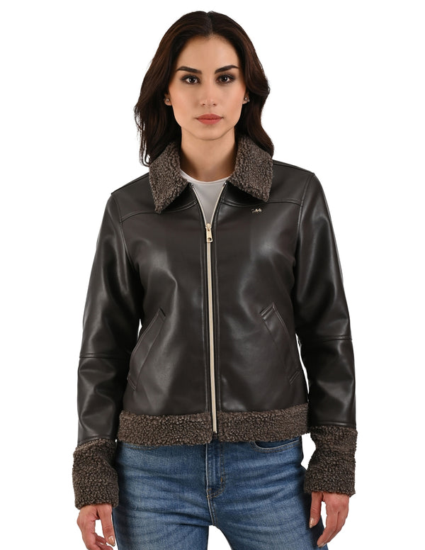 Chamarra café marca LEE con cuello de borrega para dama.