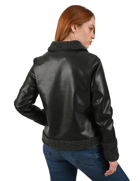 Chamarra negra marca LEE con cuello de borrega para dama.