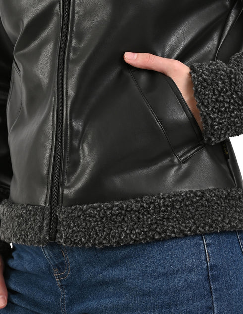 Chamarra negra marca LEE con cuello de borrega para dama.