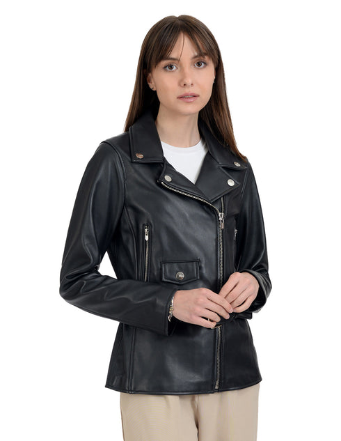 Chamarra de piel tipo Biker para mujer en color negro.