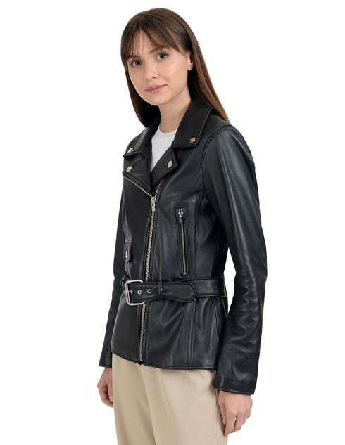 Chamarra de piel tipo Biker para mujer en color negro.