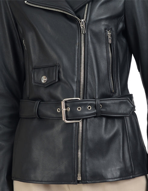 Chamarra de piel tipo Biker para mujer en color negro.