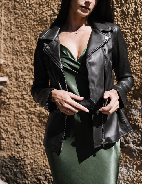 Chamarra de piel tipo Biker para mujer en color negro.