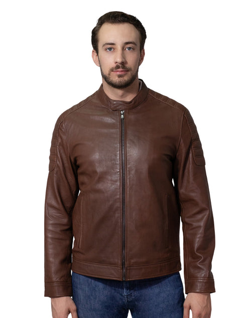 Chamarra para caballero con cuello mao confeccionada en piel marca Perry Ellis.