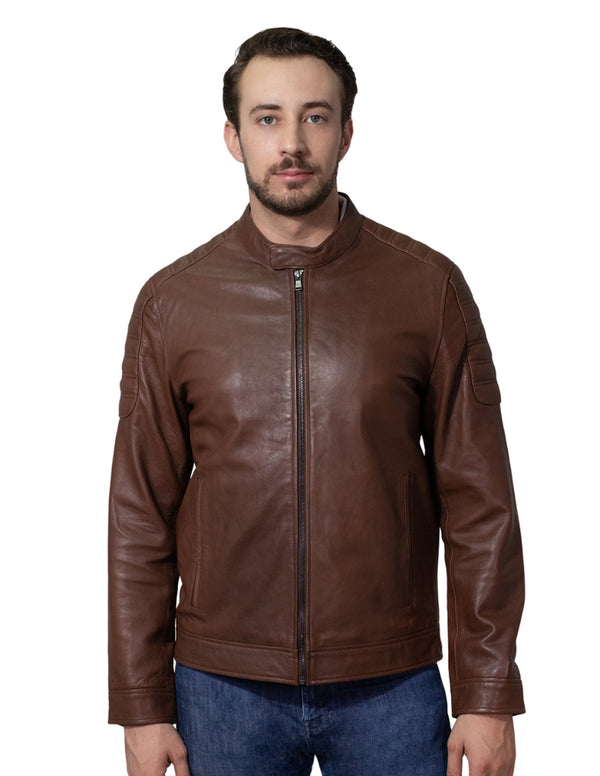 Chamarra para caballero con cuello mao confeccionada en piel marca Perry Ellis.