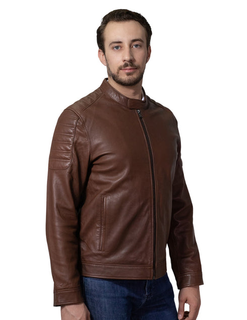 Chamarra para caballero con cuello mao confeccionada en piel marca Perry Ellis.