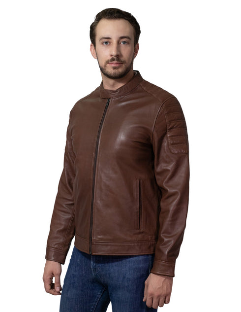 Chamarra para caballero con cuello mao confeccionada en piel marca Perry Ellis.