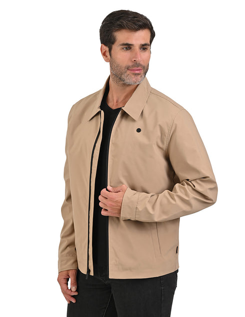 Chamarra casual y ligera Perry Ellis color kakhi para hombre.