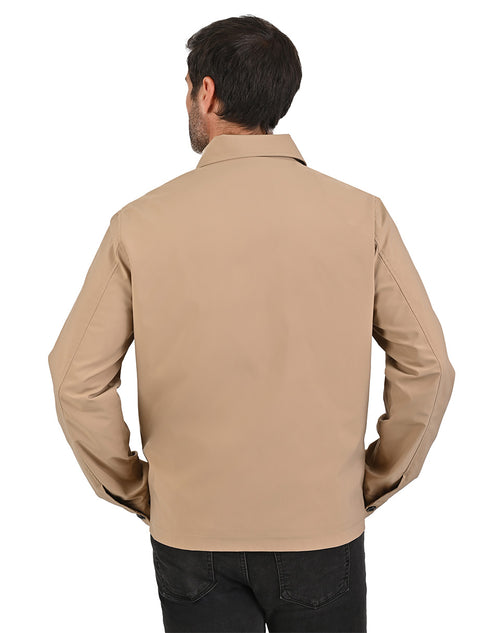 Chamarra casual y ligera Perry Ellis color kakhi para hombre.