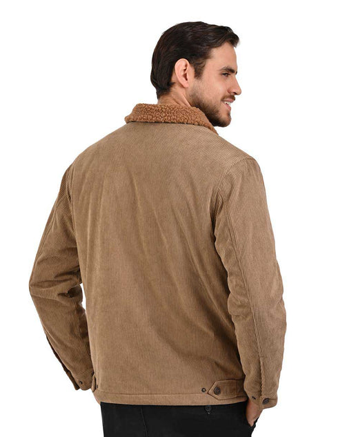 Chamarra trucker WRANGLER para caballero confeccionada en tela con apariencia de pana.