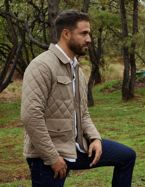 Chamarra WRANGLER para caballero en color cafè claro.