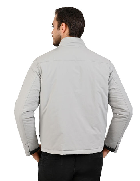 Chamarra gris Wrangler para hombre en material reflectante.