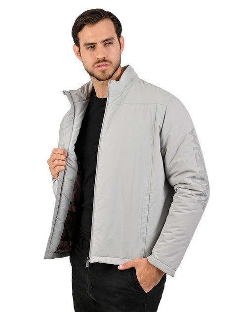 Chamarra gris Wrangler para hombre en material reflectante.